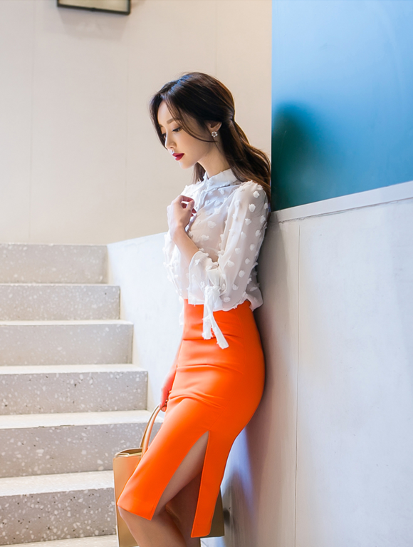 女神孙允珠，彩绘云朵玫瑰雕花透明白衬衫