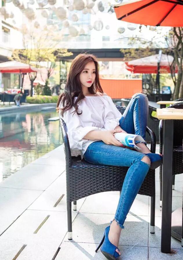 ?路人街拍，美女穿着修身，气质出众，有种小家碧玉的感觉！