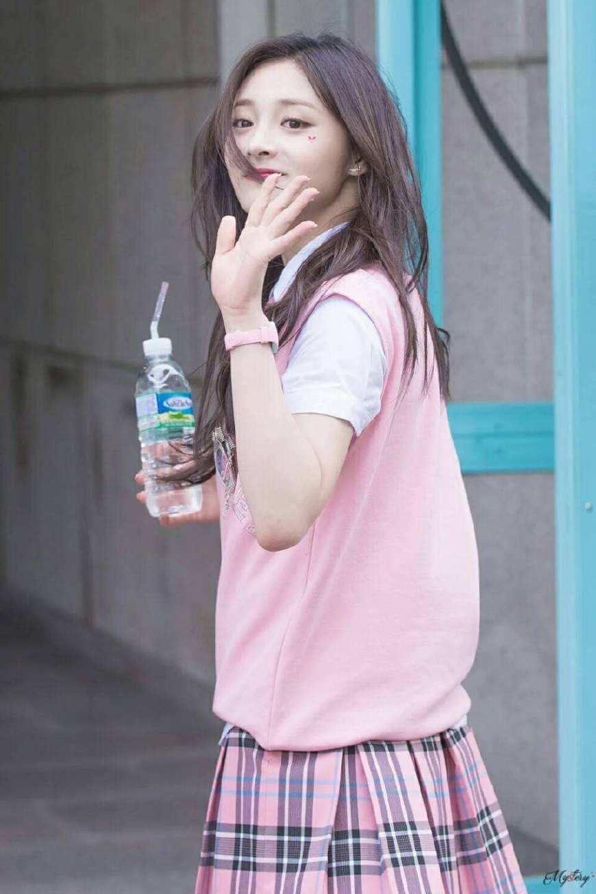 27岁冯提莫撞上19岁周洁琼，网友：真嫩和装嫩一眼就能看出