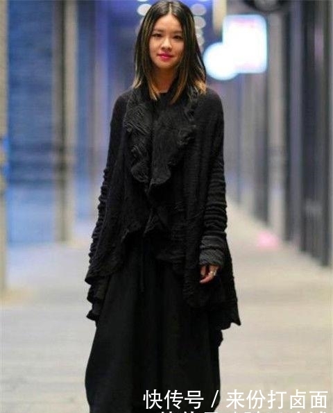 #美态#气质的街拍：优雅的美女，婀娜的美态。