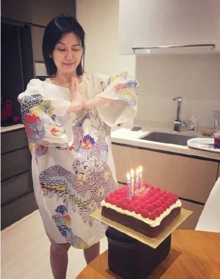 安吉小鱼儿机场上演塑料兄弟情，郑爽恋情曝光新剧现场消息秒回