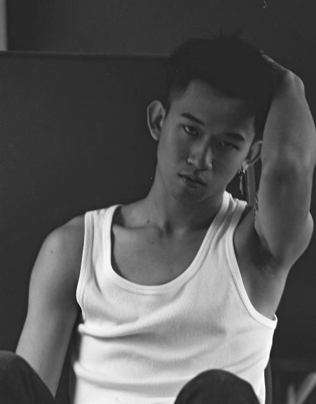  [写真]精致文艺男下关火车站拍艺术写真20岁男孩穿白色背心衬托