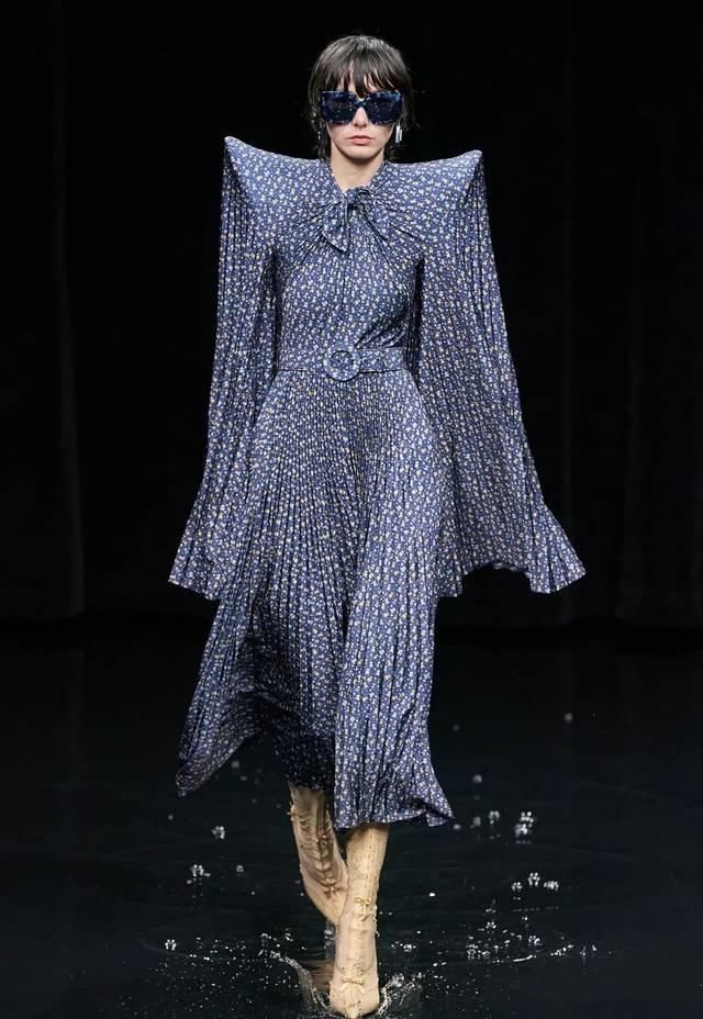  「水上」“黑色”包裹的灵魂?：巴黎世家Balenciaga的水上发布会