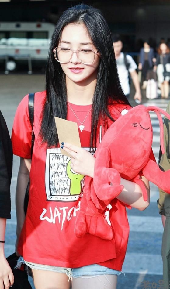 周洁琼穿超短裤秀腿，却被一双完美的手抢镜，可以去当手模了