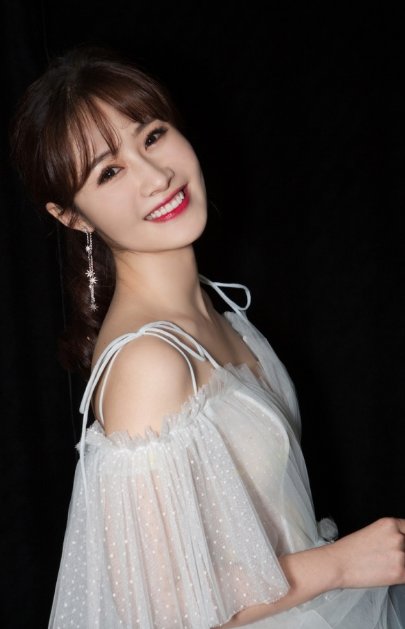 梁田白纱长裙美如仙