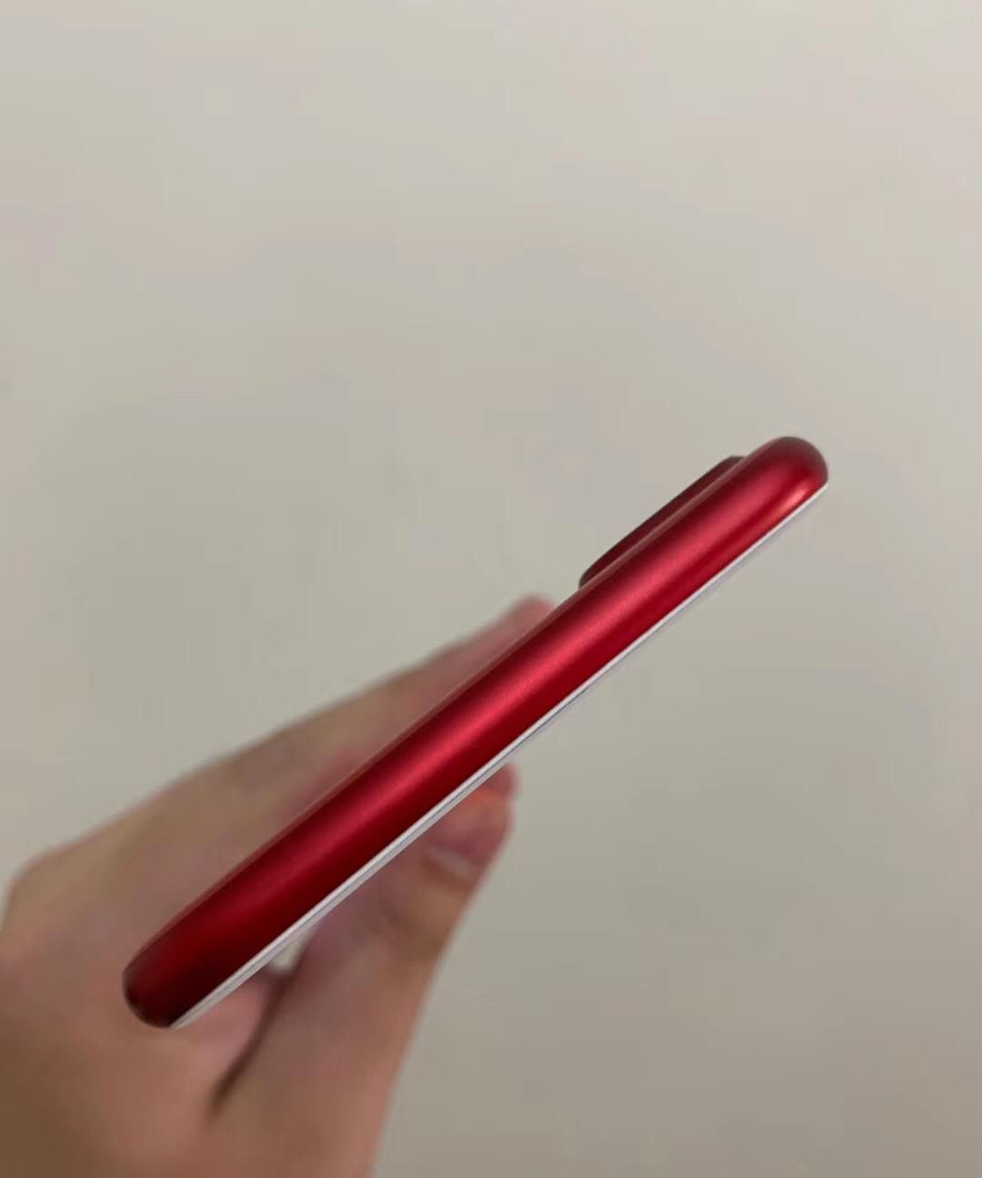 确是新：网友花1900网购一台苹果7Plus，收到货就发现了猫腻。