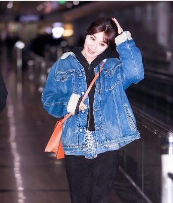 李菲儿又来机场作妖了！短裤只能遮住胯，网友：还好穿了打底裤！