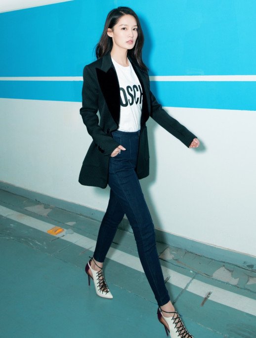 李沁太会玩了，竟用高跟鞋把脚“五花大绑”，却十分干练好看!