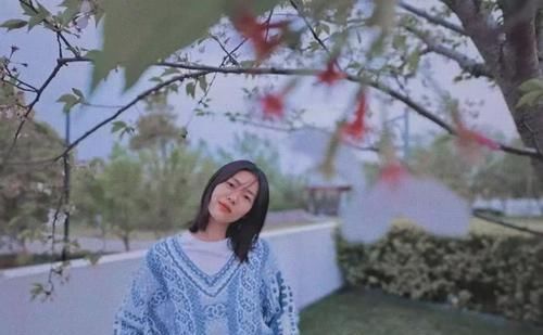  『蓝色』大表姐刘雯春季街拍曝光，蓝色针织衫搭白色短袖，舒服又优雅
