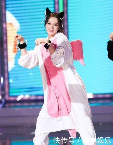 热巴这腿太粗了吧! 牛仔裤都要撑破了, 网友: 人家不过穿了条秋裤