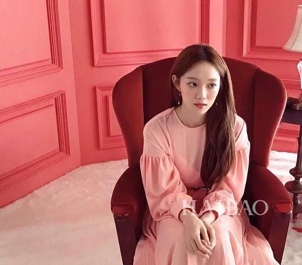 什么｜迷倒南柱赫，和权志龙同公司，奔三的她越来越火了？