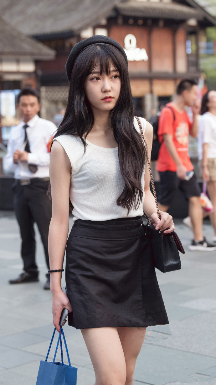 路人街拍抹胸搭配热裤的小姐姐，完美细腰和性感锁骨最吸睛