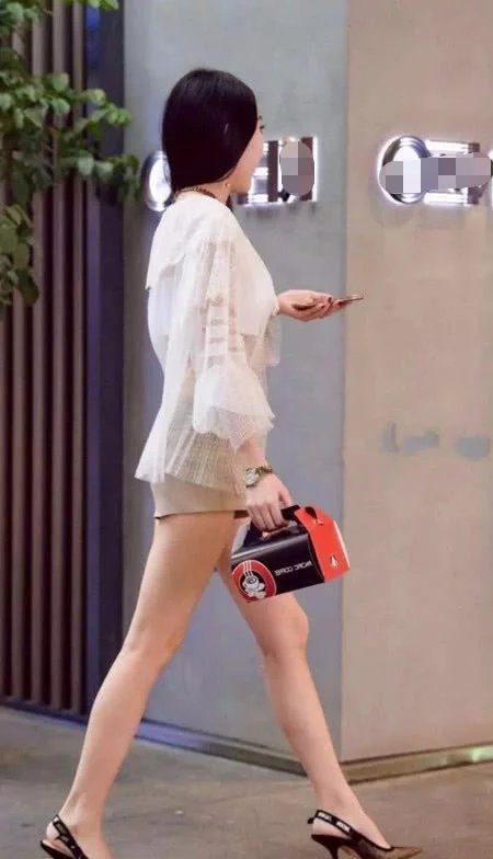 透明装的甜美小姐姐，看大爷审视的目光，他觉得你穿的还是有点多