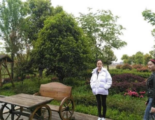 偶遇李小璐带父亲旅游,回归家庭笑容满面,幸福