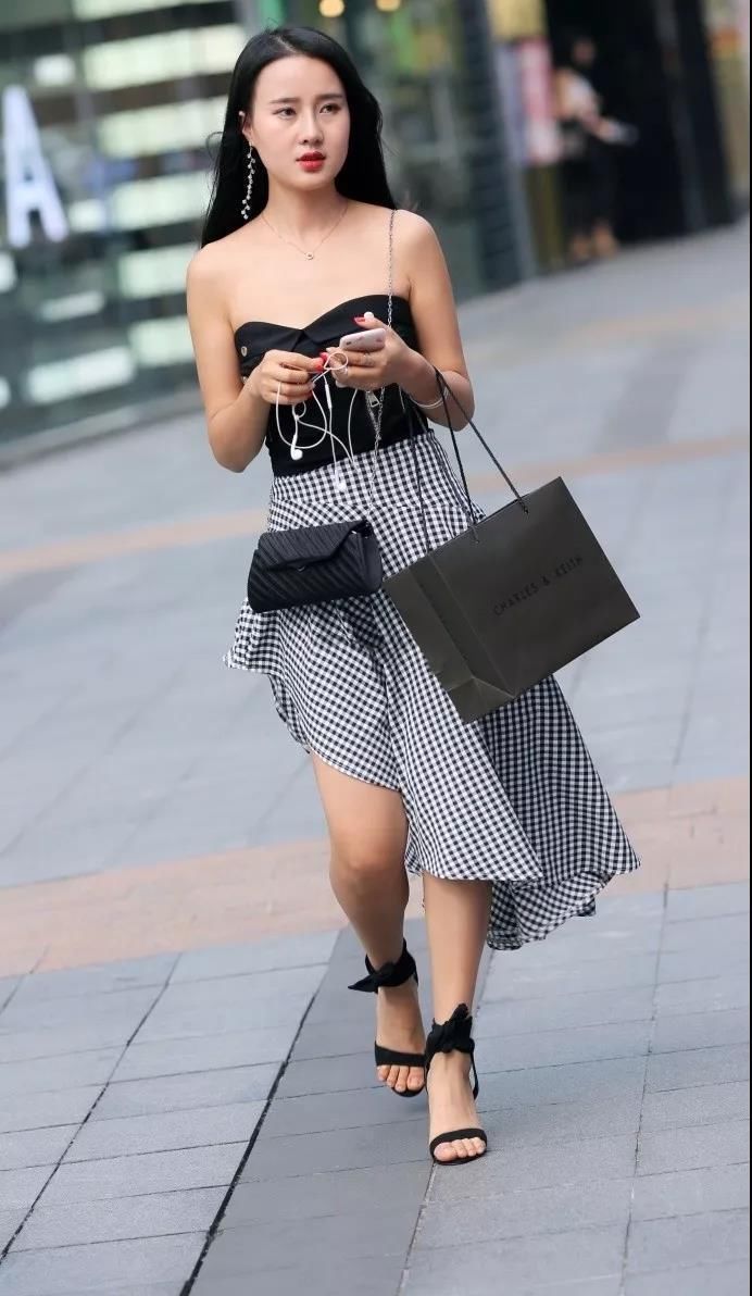 街拍：真是楚楚动人露肩的长发性感美女