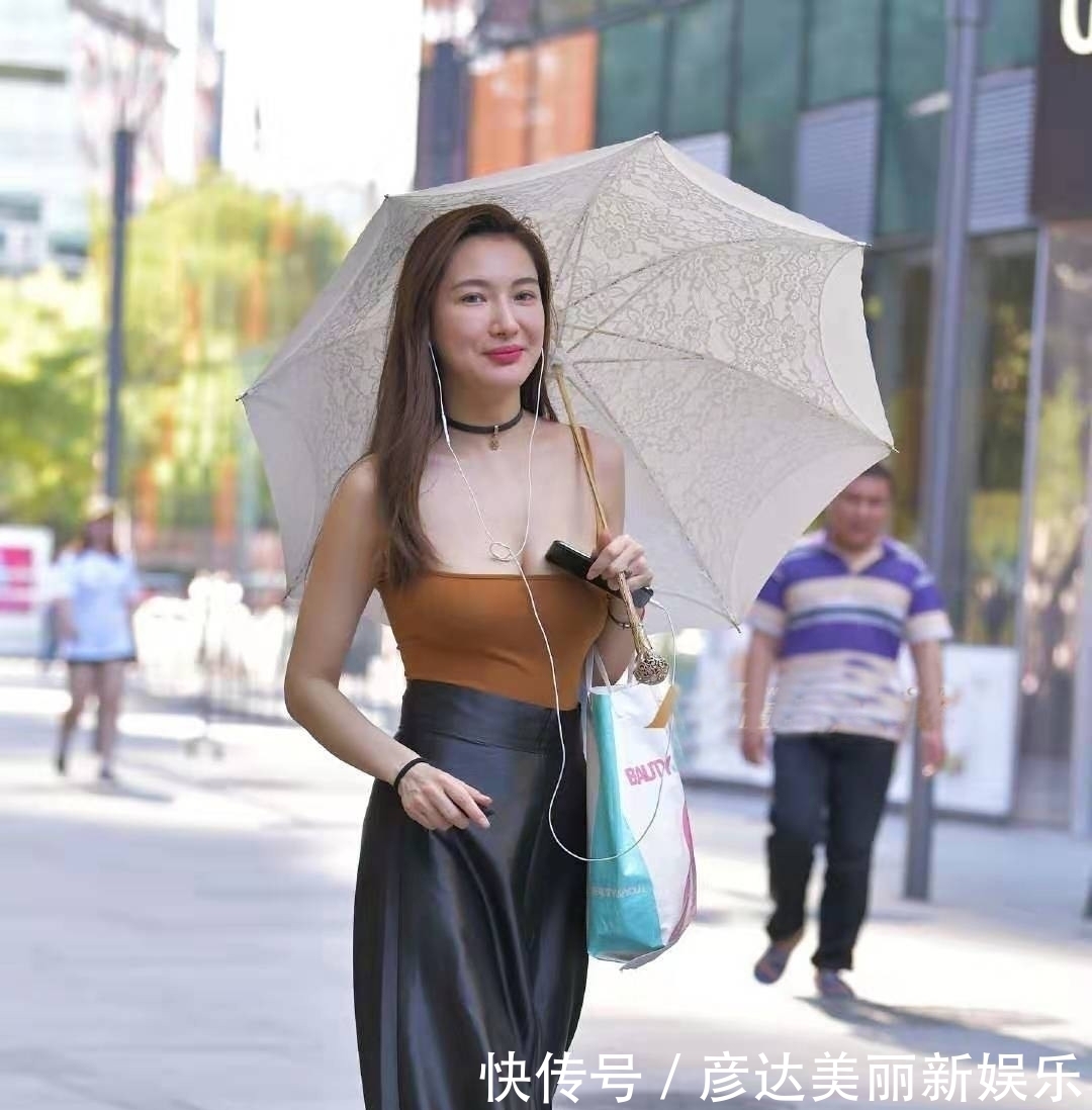  『气质』深色半身裙怎么搭配，两种颜色轻松穿出气质美，尽显优雅成熟魅力