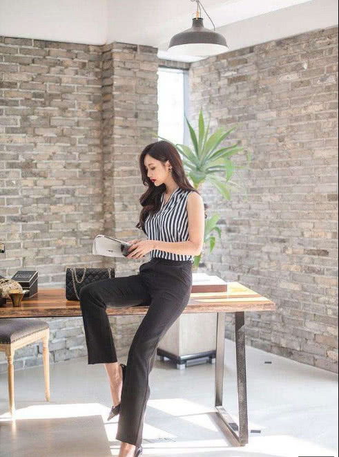 清新妹子巧搭短裤紧身裤，曲线优美好身材，夏日清爽风