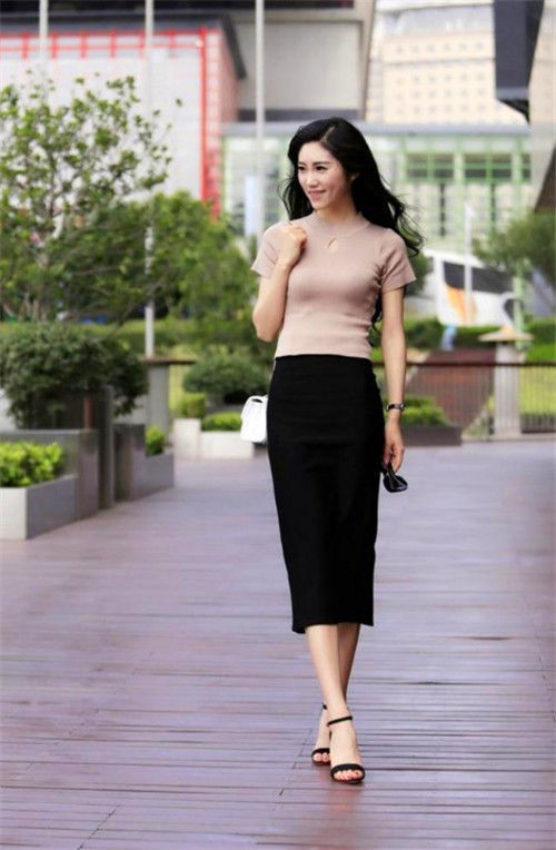  「一笑百媚」街拍紧身短袖+黑色裙子，小美女委婉一笑百媚生