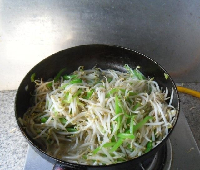『烹制』青椒炒豆芽,豆芽可以单独烹制,加绿色的青椒,主要是搭配色泽