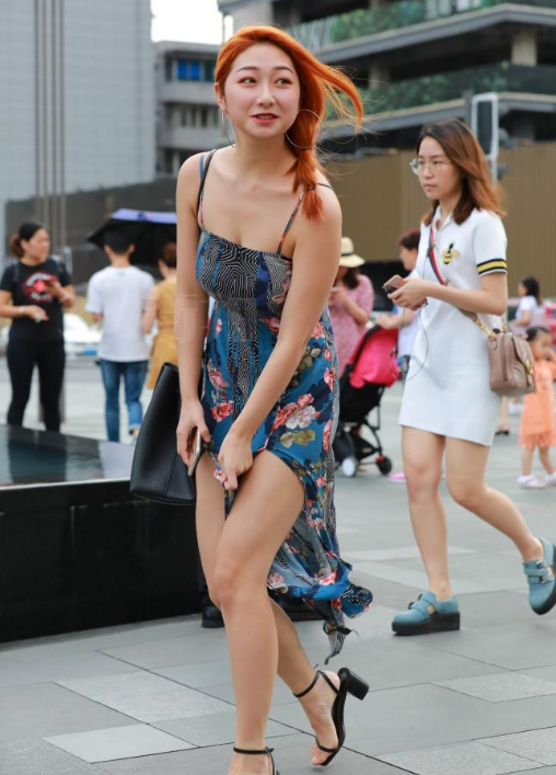 街拍：优雅洋气的紧身裤小姐姐，身材颜值超高，展露女神气质！