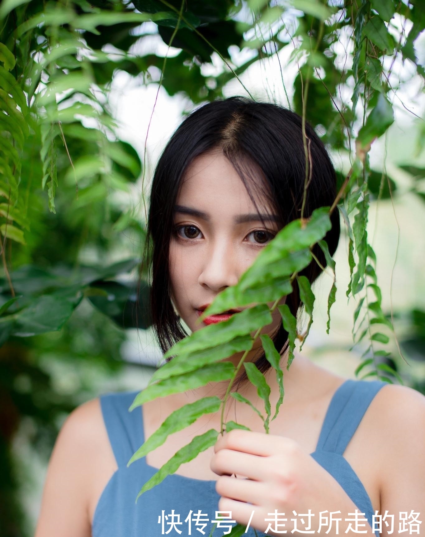 『写真』青春美少女蓝色吊带连衣裙时尚生活写真