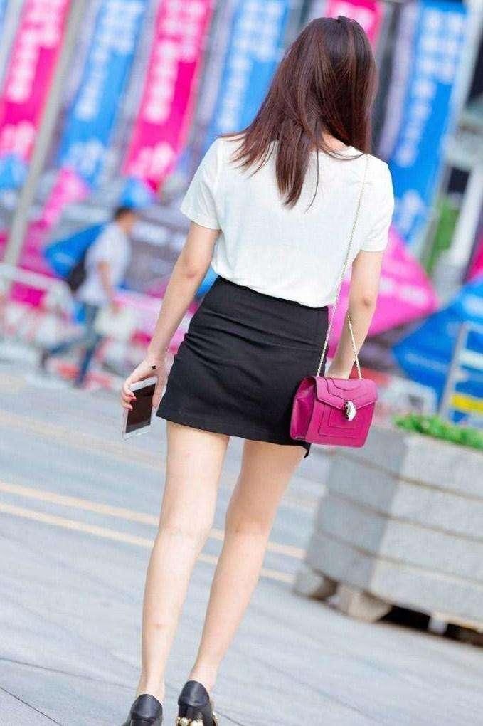 街拍, 美女这么短的裙子还要加上一个小开叉