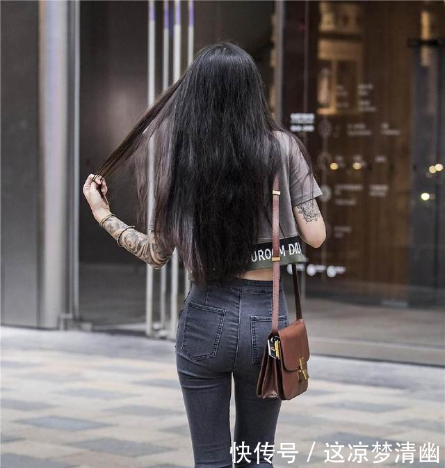 街拍短衫、低腰紧身裤的穿搭，尽显长腿小蛮腰