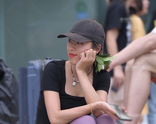  #好处#时尚街拍 - 运动裤的小姐姐显得很苗条，健身的好处不言而喻