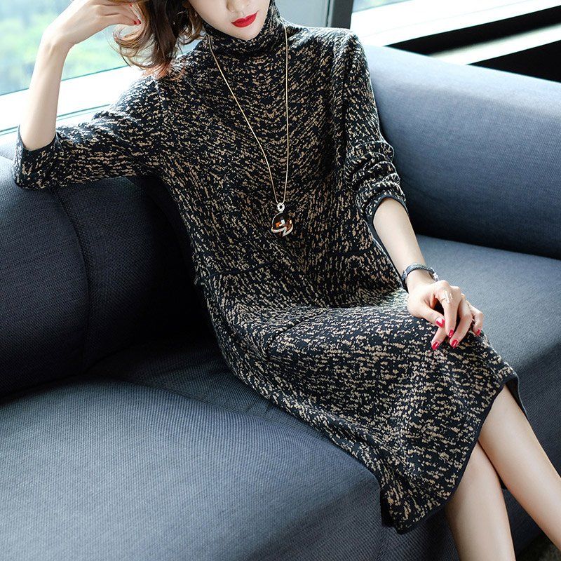 这才适合三四十岁女人的打扮，精致秋裙+短靴，美得猝不及防