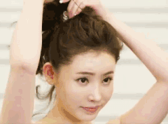 娜扎这本发型教科书也踩雷了?这样扎丸子头简直自寻死路...