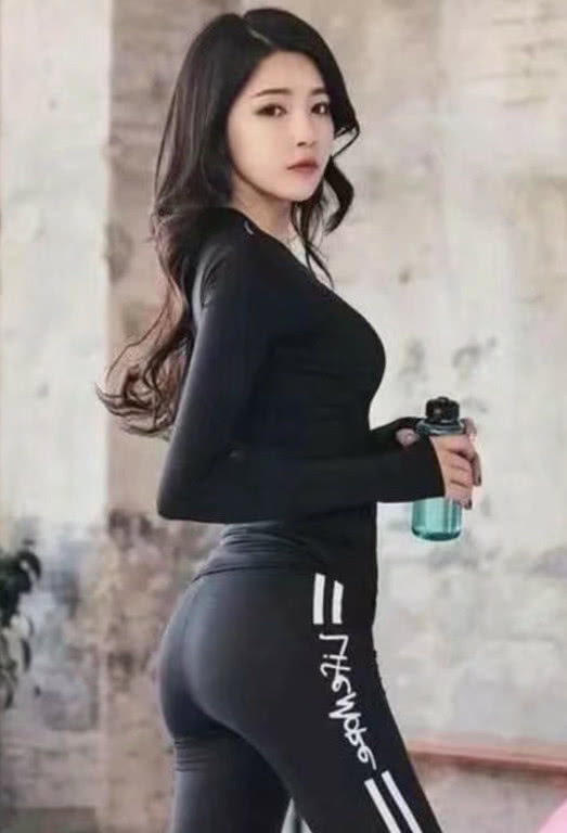 性感小姐姐紧身裤勾画出Q弹紧绷玲珑有致好身材