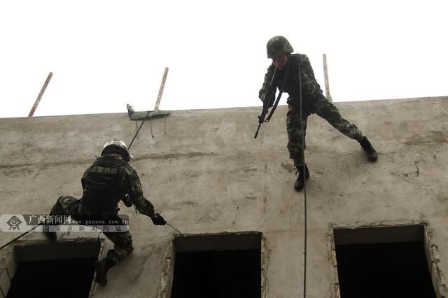 真实版吃鸡来袭!武警侦查兵亮出一神器,藏墙