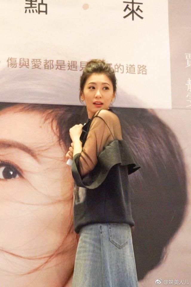 44岁贾静雯把牛仔裤拆成裙子，还两件衫缝一起穿，辣妈也疯狂