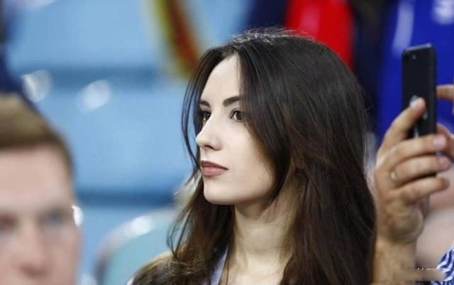 世界杯的观众席上从不缺少美女球迷,论颜值呼声最高的却是她?