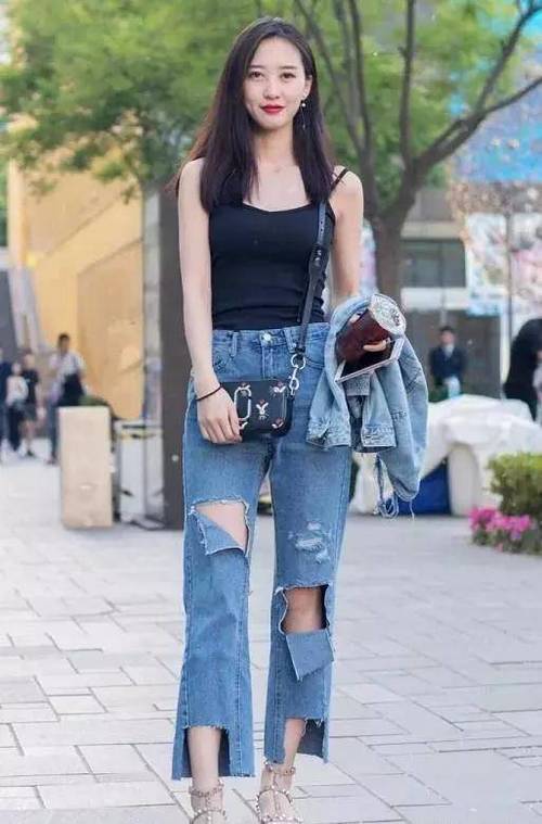 轻熟范儿的牛仔裤小姐姐凸显成熟女人魅力，完美曲线更动人！