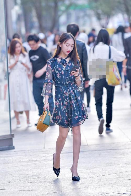 路人街拍：穿黑色吊带仙女裙的小姐姐，秀出美丽香肩十分养眼