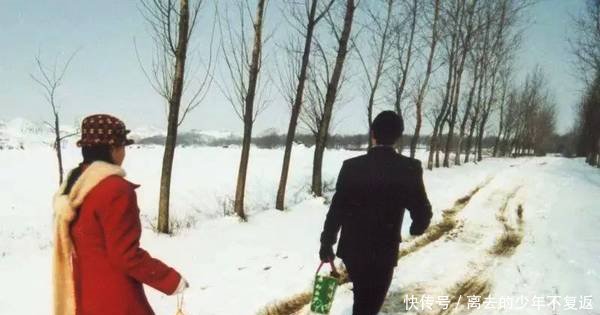 啥是过年一组80年代农村过年的老照片，泛黄的印记，满满的年味