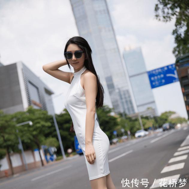  美女：轻熟美女把紧身露背裙，穿出了别致的美，看了挪不开眼