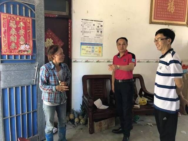 海口食药监局赴帮扶村开展扶贫APP签到验证