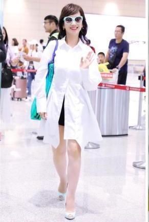 赵雅芝真敢穿！裙子中间开叉看到安全裤，网友：奶奶这样真的好吗