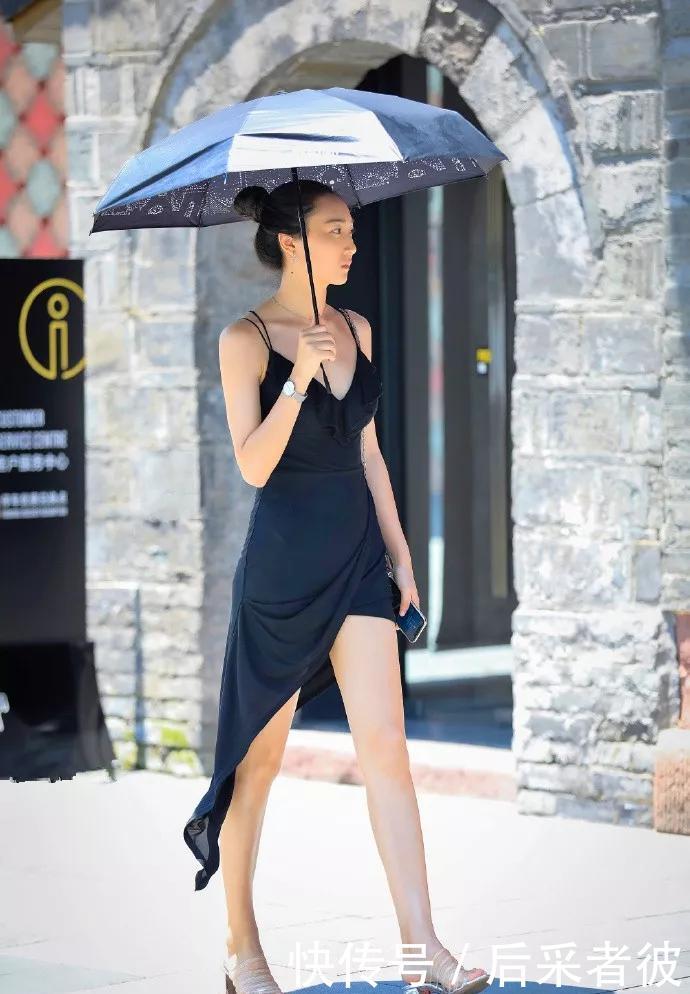 「显得」背带裤也是小女生非常喜欢的款式，穿在身上显得朝气蓬勃