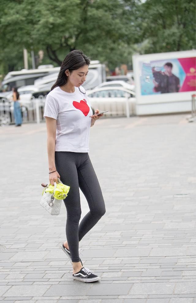 紧身打底裤非常的时尚百搭，是女性不错的选择！