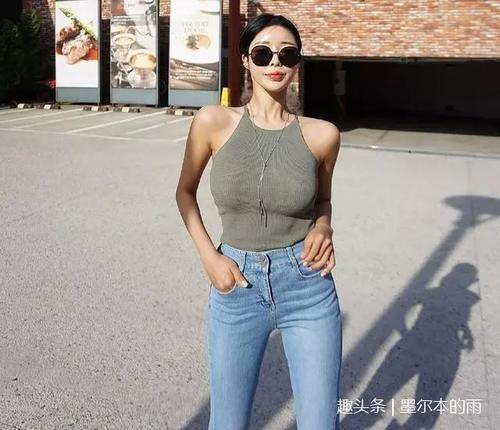 街拍：小姐姐搭配紧身牛仔裤，大秀身材吸睛无数！