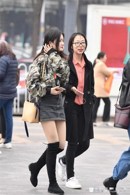  有人■春季搭配长靴，要穿出自己的味道，平底靴和高跟靴都会有人穿着