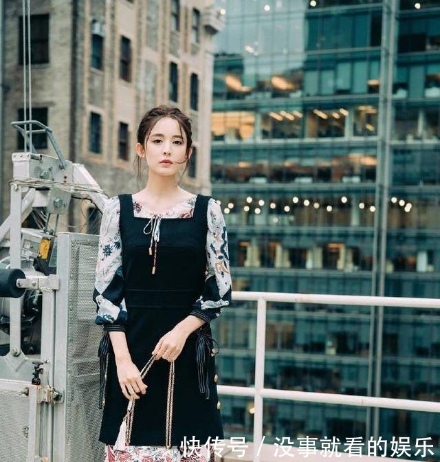 古力娜扎亮相纽约时装周，穿一袭中国风长裙，甜美又俏皮！