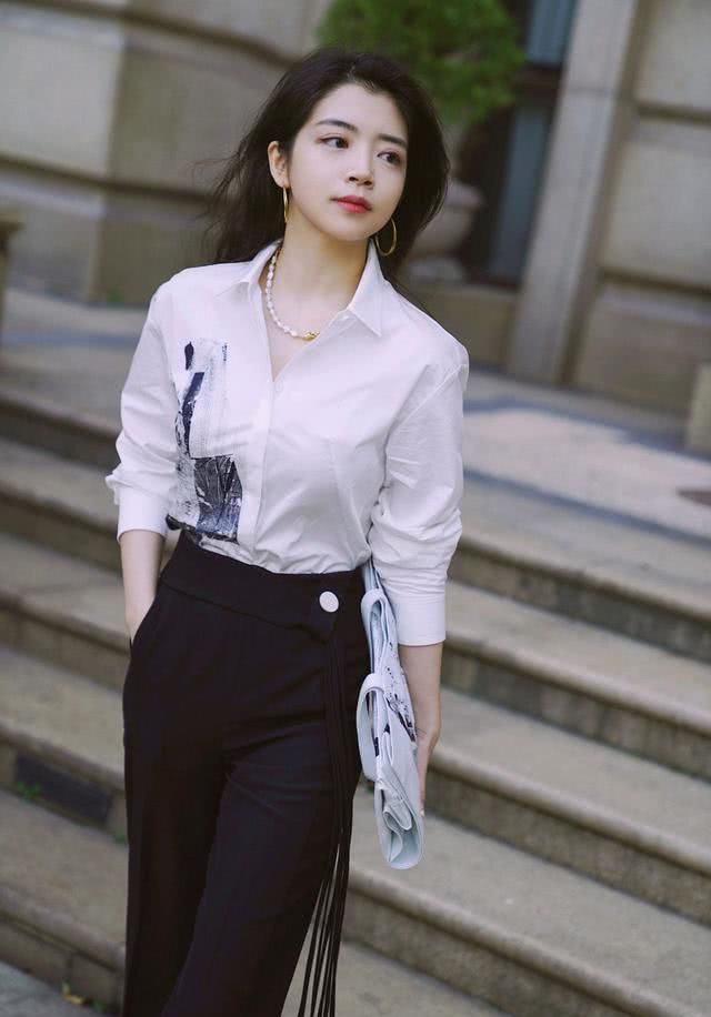  #博主#三木博主素色搭配，简约高级还显瘦，春天就应该清新脱俗优雅知性