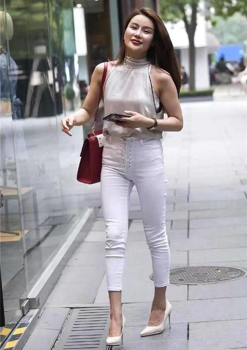 路人街拍：姑娘清纯又时尚，凸显完美身材曲线，尽显妩媚女人味！