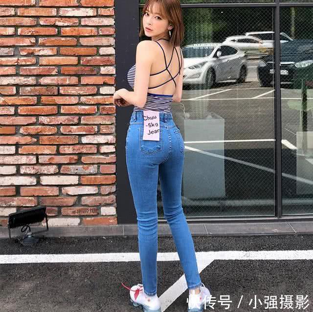 小姐姐紧身牛仔裤就像美女们的有情人，让人眷恋，形影相随