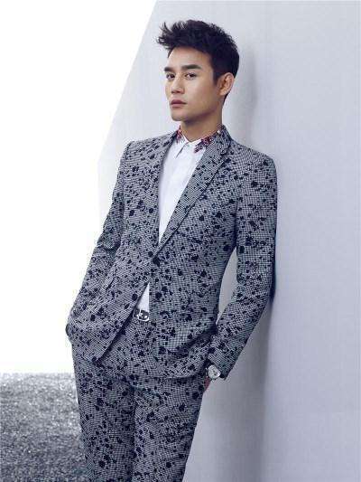 王凯韩庚现机场秀，一个憔悴脸变大爷，一个剪短发做型男