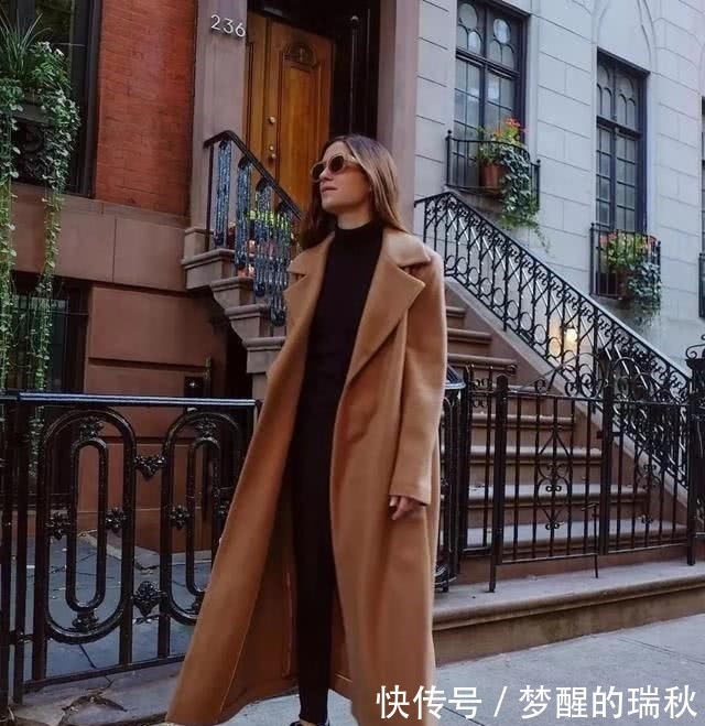  [运动鞋的搭配]“短靴”不受宠了，春天“长大衣＋运动鞋”最流行，时髦还显高